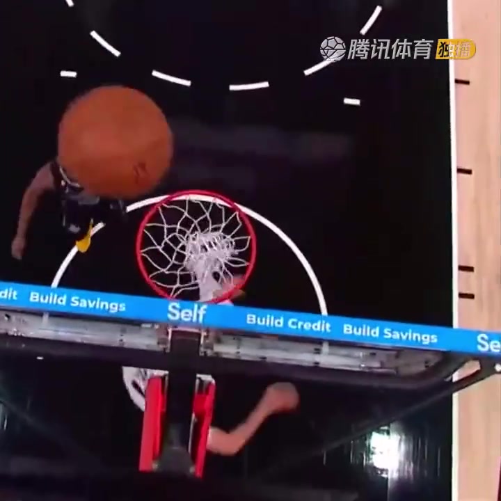 罕見一幕！努爾基奇拋投 球神奇停在籃板上沿 看呆凱爾登?。ㄅ瑺柣婕\）